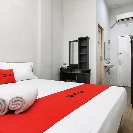 Готель Reddoorz Near Mandaya Royal Hospital Puri Тангеранг Екстер'єр фото