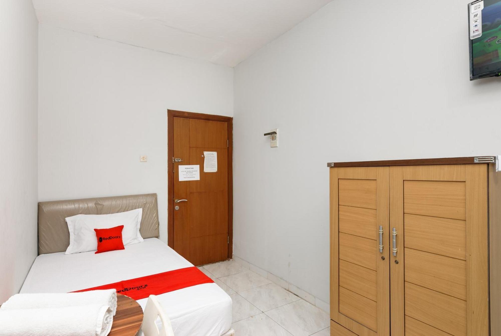Готель Reddoorz Near Mandaya Royal Hospital Puri Тангеранг Екстер'єр фото