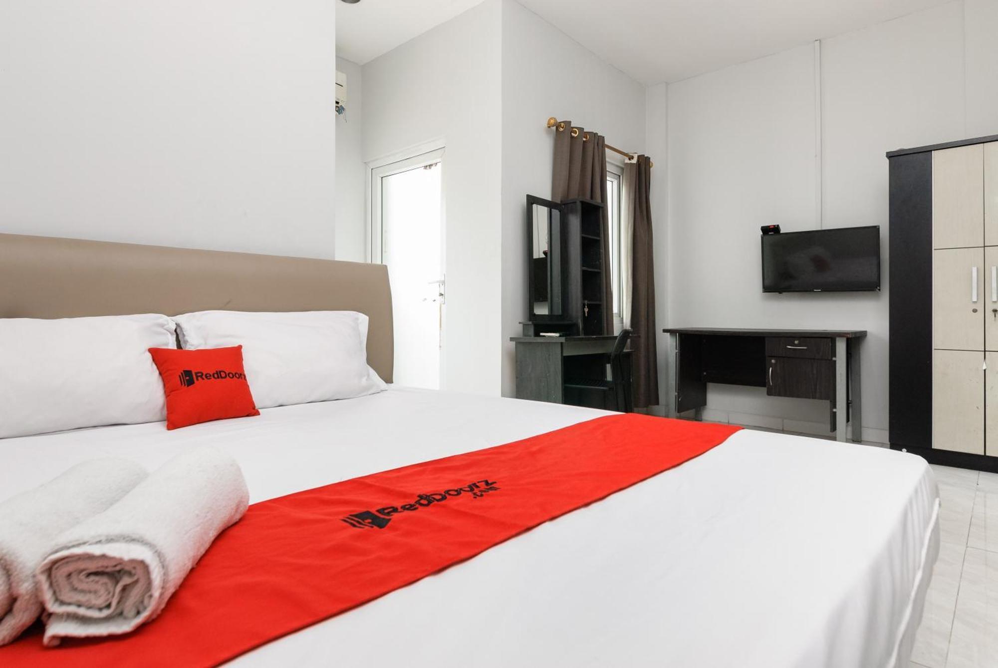 Готель Reddoorz Near Mandaya Royal Hospital Puri Тангеранг Екстер'єр фото
