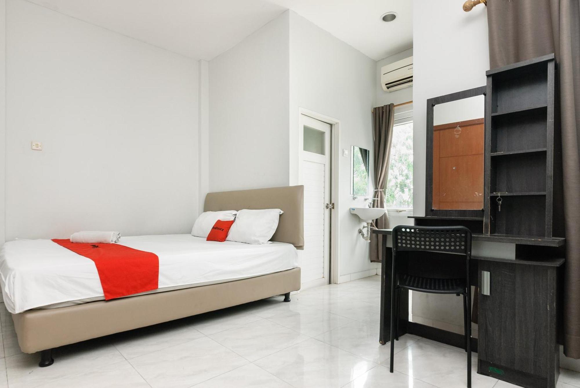Готель Reddoorz Near Mandaya Royal Hospital Puri Тангеранг Екстер'єр фото