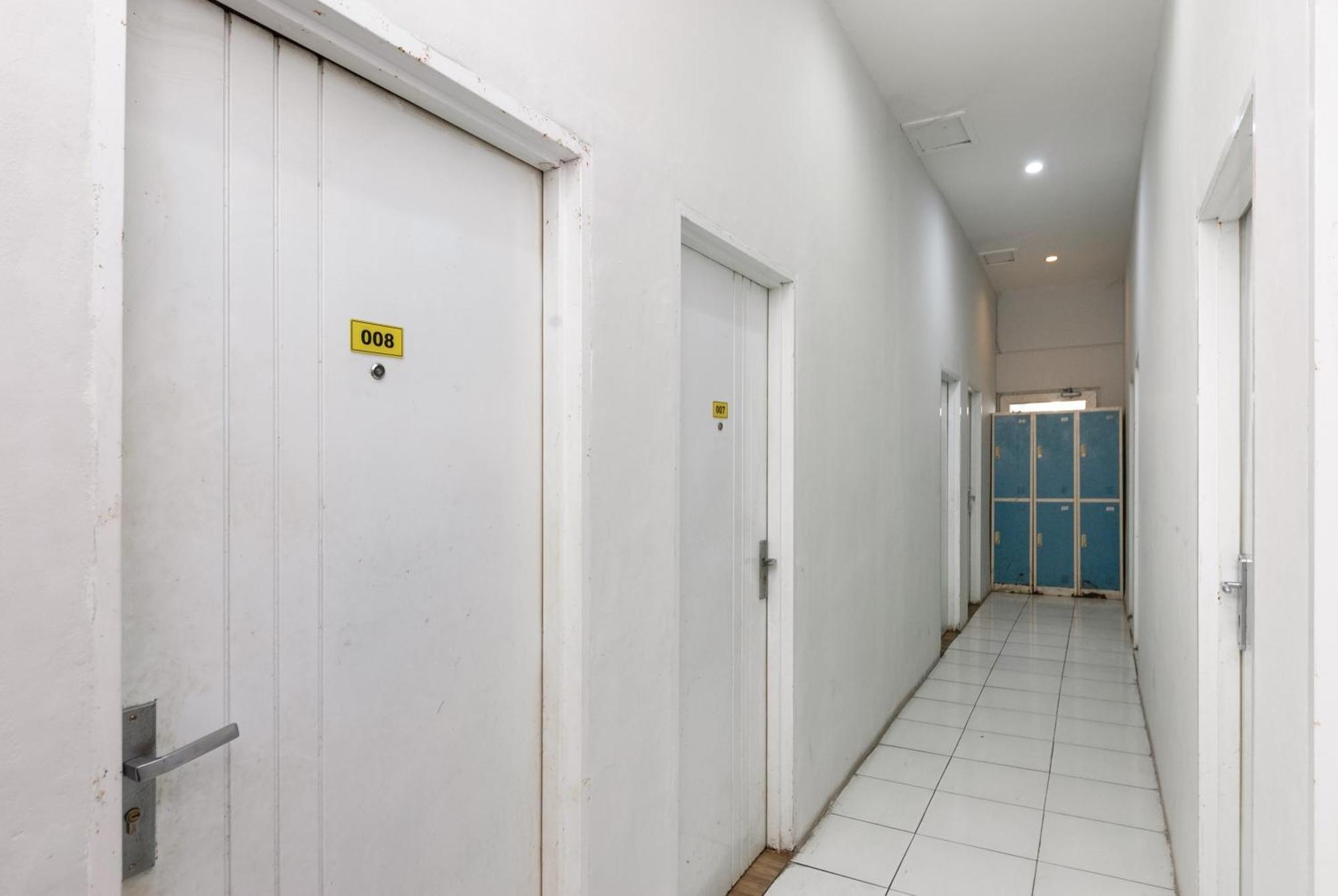 Готель Reddoorz Near Mandaya Royal Hospital Puri Тангеранг Екстер'єр фото