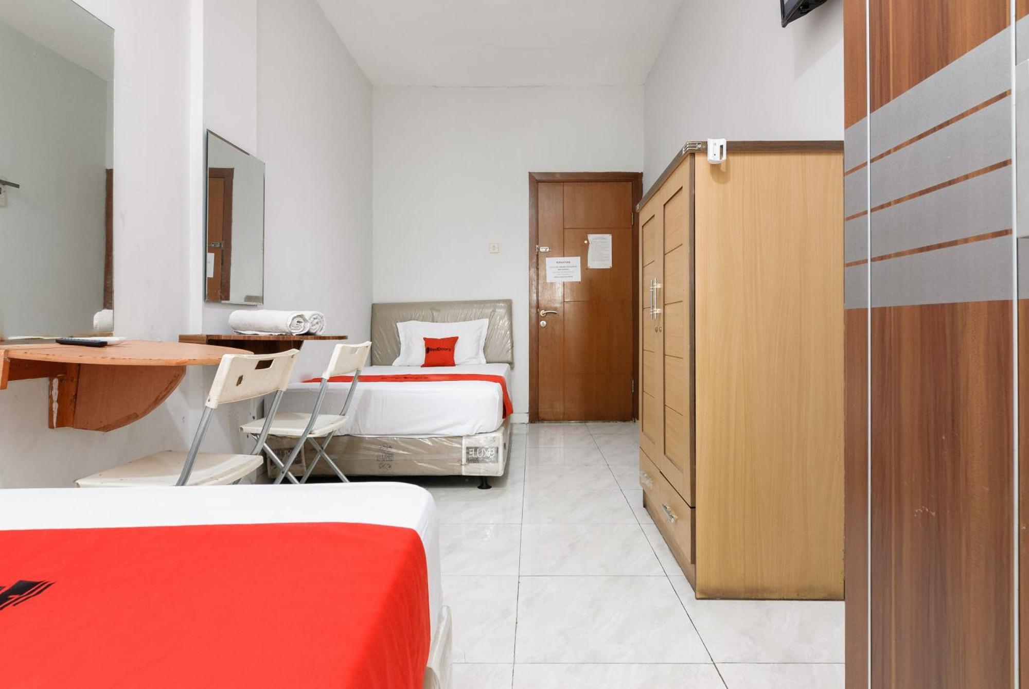 Готель Reddoorz Near Mandaya Royal Hospital Puri Тангеранг Екстер'єр фото