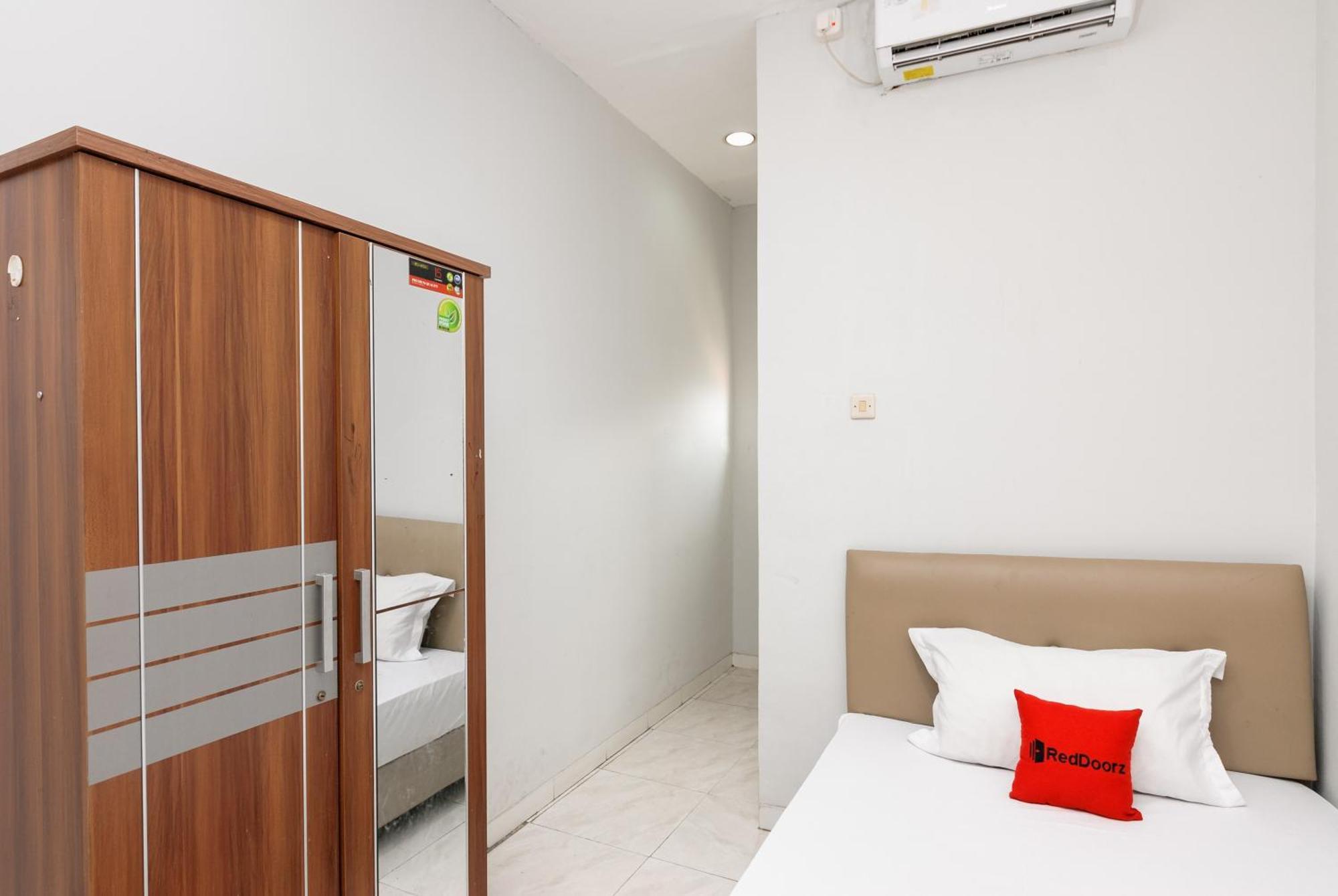 Готель Reddoorz Near Mandaya Royal Hospital Puri Тангеранг Екстер'єр фото