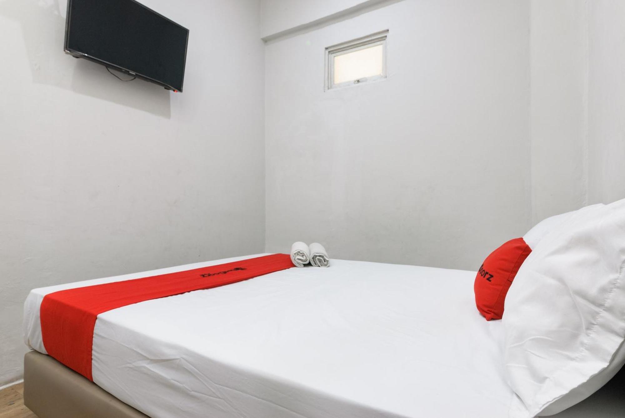 Готель Reddoorz Near Mandaya Royal Hospital Puri Тангеранг Екстер'єр фото