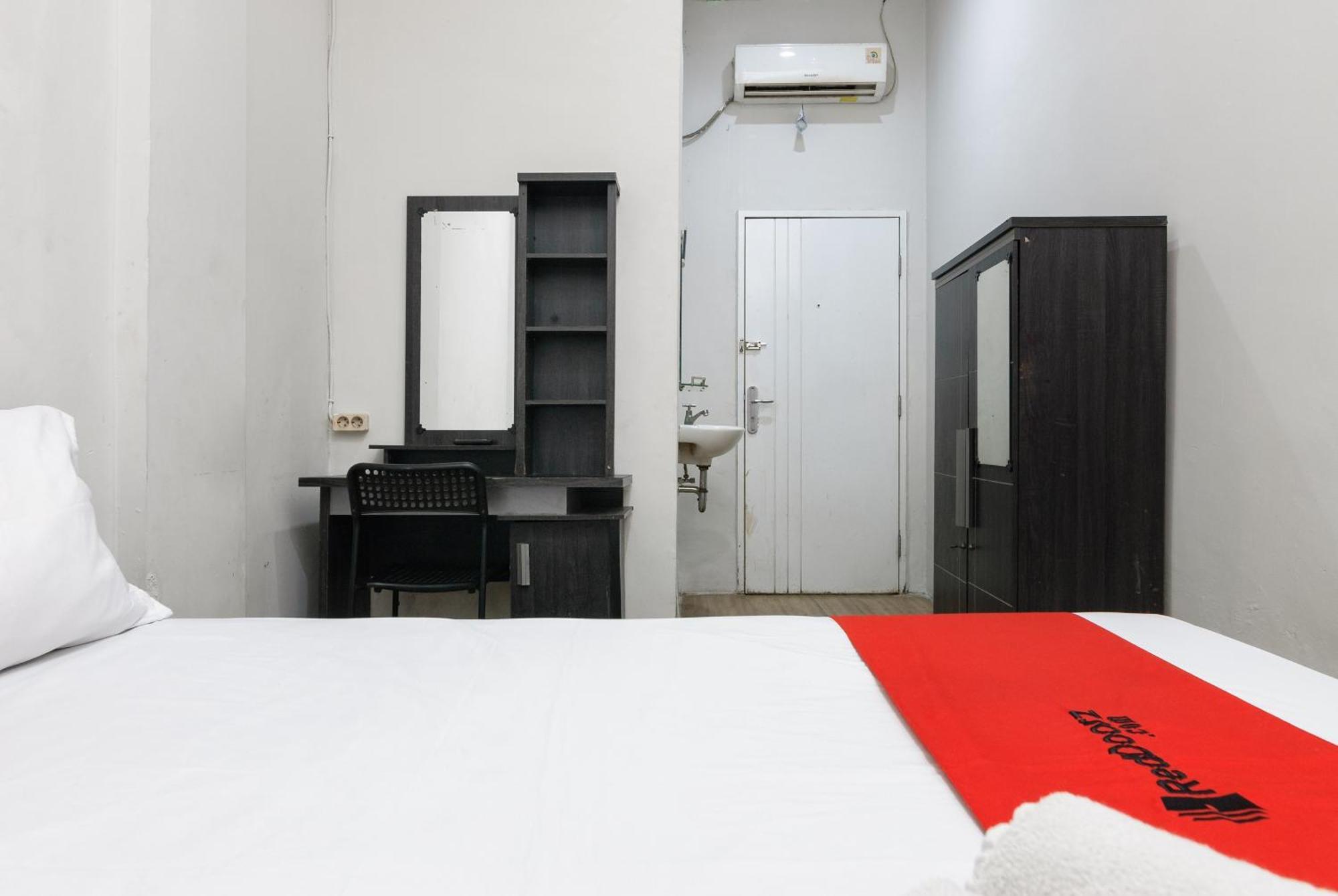 Готель Reddoorz Near Mandaya Royal Hospital Puri Тангеранг Екстер'єр фото