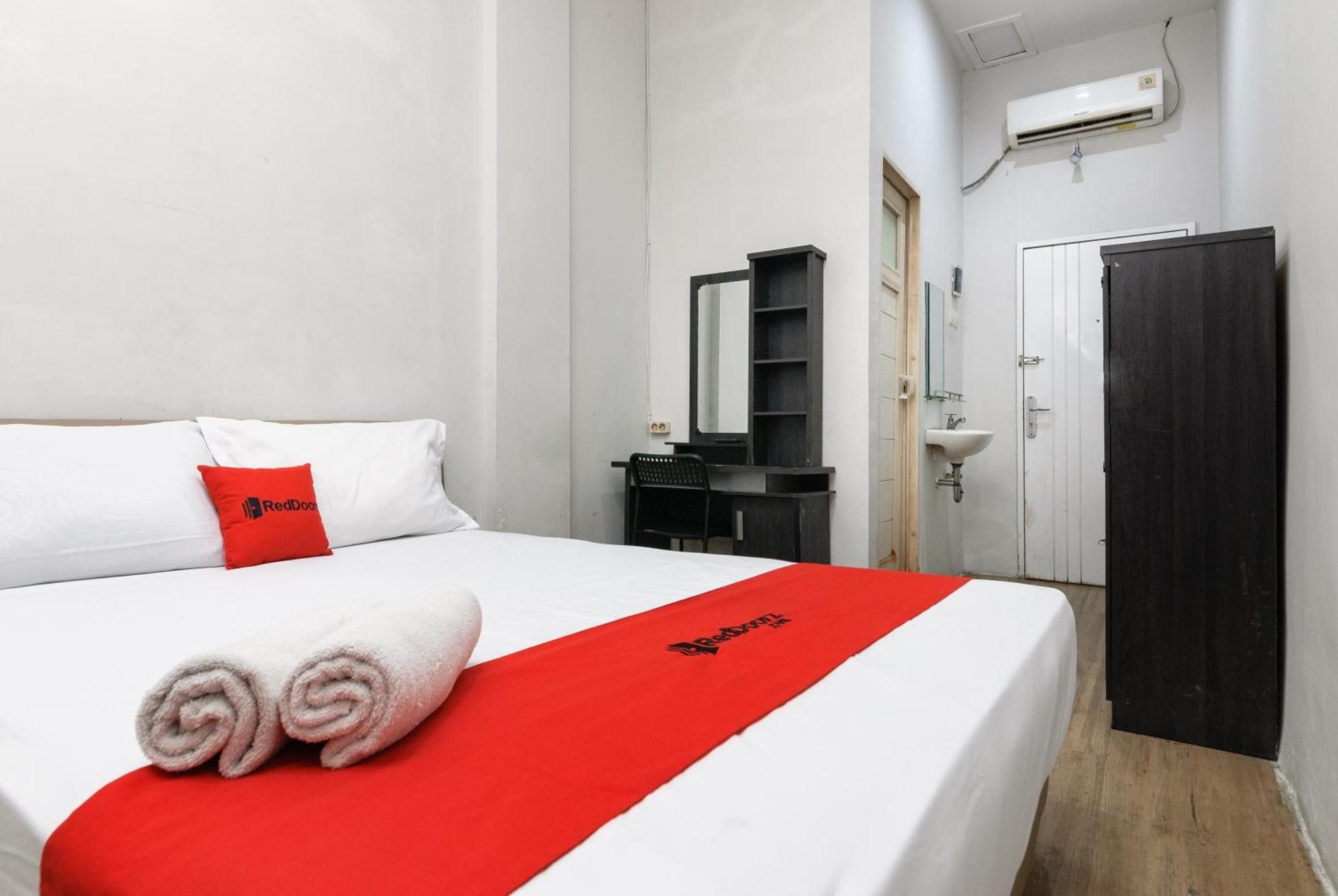 Готель Reddoorz Near Mandaya Royal Hospital Puri Тангеранг Екстер'єр фото