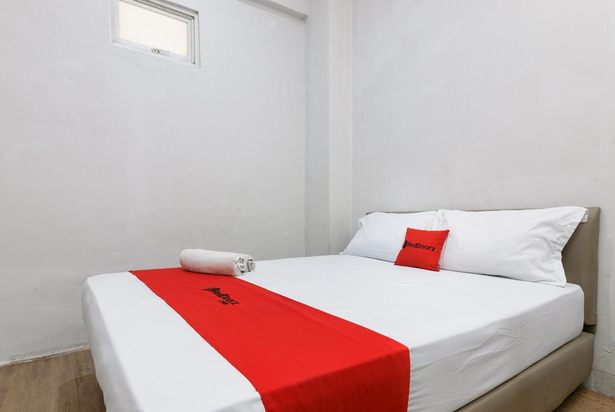 Готель Reddoorz Near Mandaya Royal Hospital Puri Тангеранг Екстер'єр фото